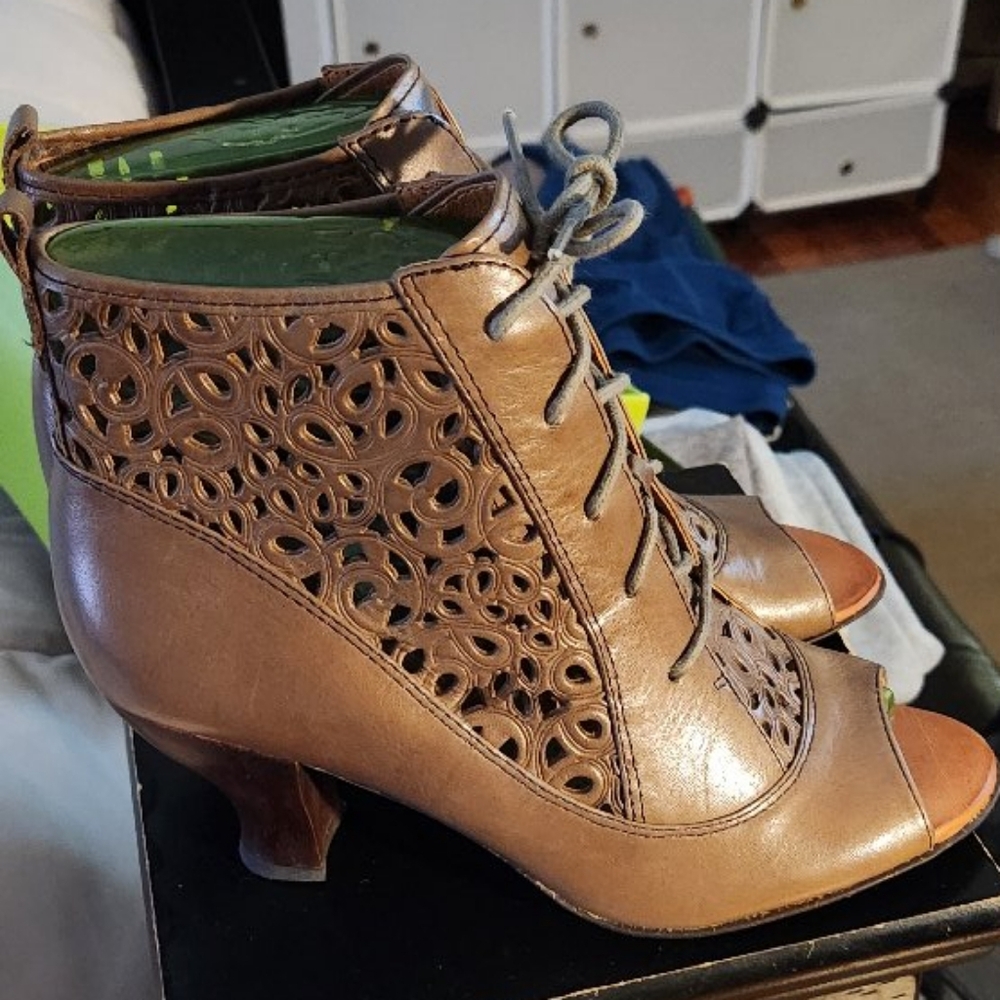 New Naya Cutout Design Ankle Booties - Picture 11 of 12